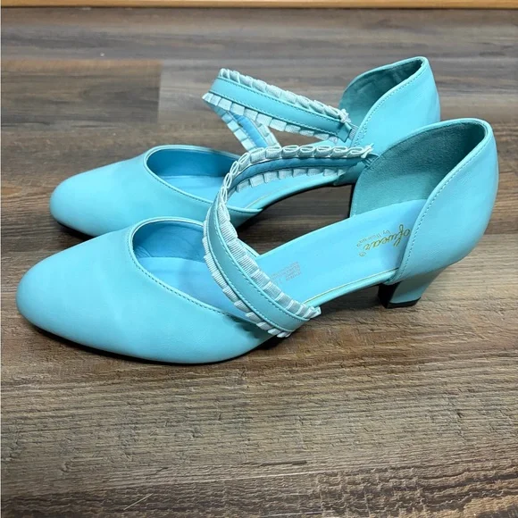 Softwear By Beacon Vintage Kitten Heel Closed Toe Shoes 10W Blue Flirty Elegant - Picture 1 of 9